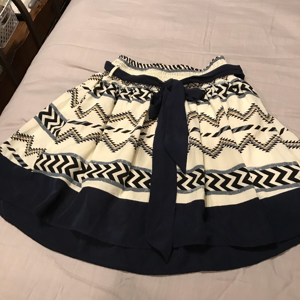 Very nice jr sz skirt.